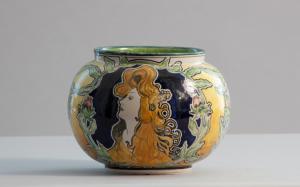 Oreste Ruggieri (Urbino, 1857 - 1912), Vaso liberty con figura femminile, maiolica policroma